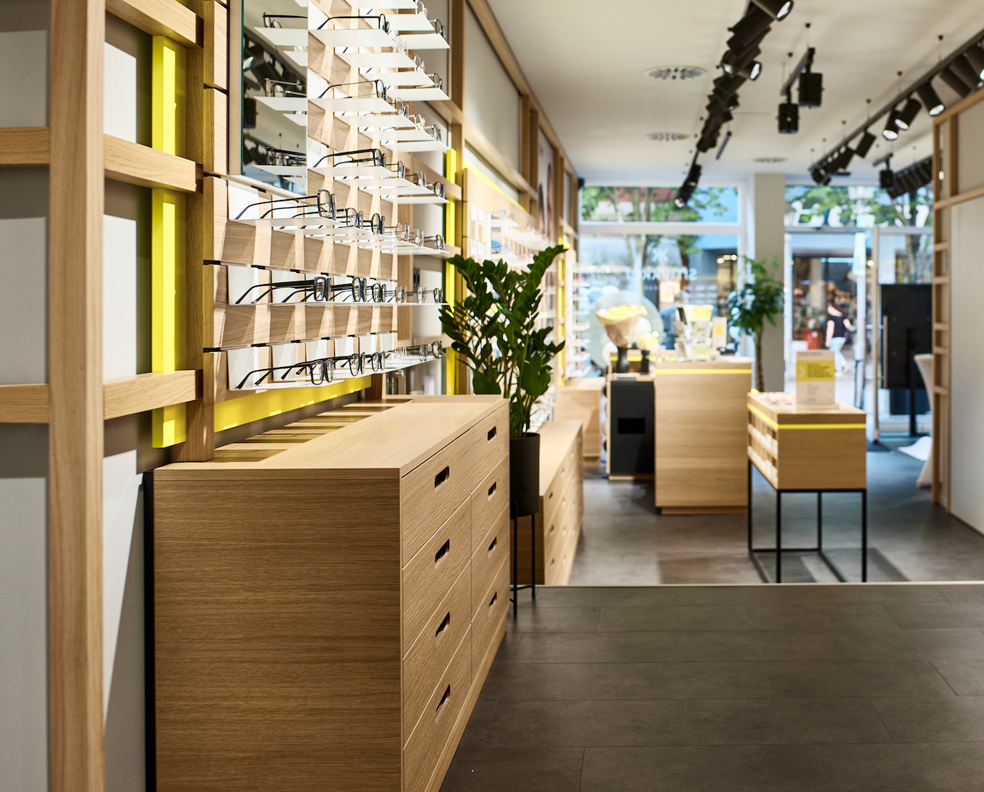 Innenansicht einer smykker eyewear-Filiale mit Theke und Brillenregalen